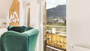 A room with a view of a mountain and a house. - Ferienwohnungen Marienblick (Berchtesgaden)