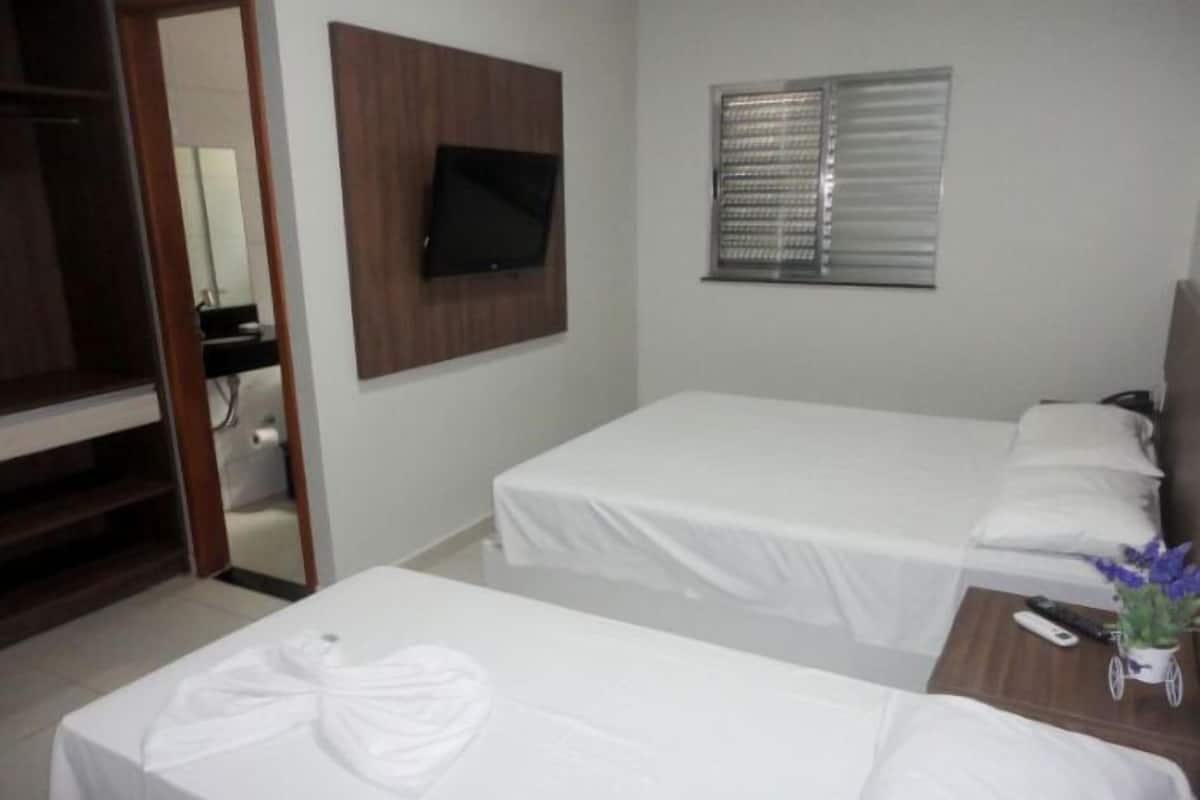 Een minibar, een bureau, gratis wifi, beddengoed