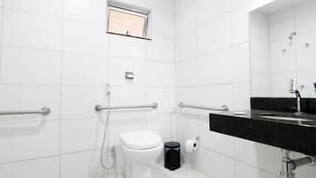 Ducha, toallas, jabón, papel higiénico