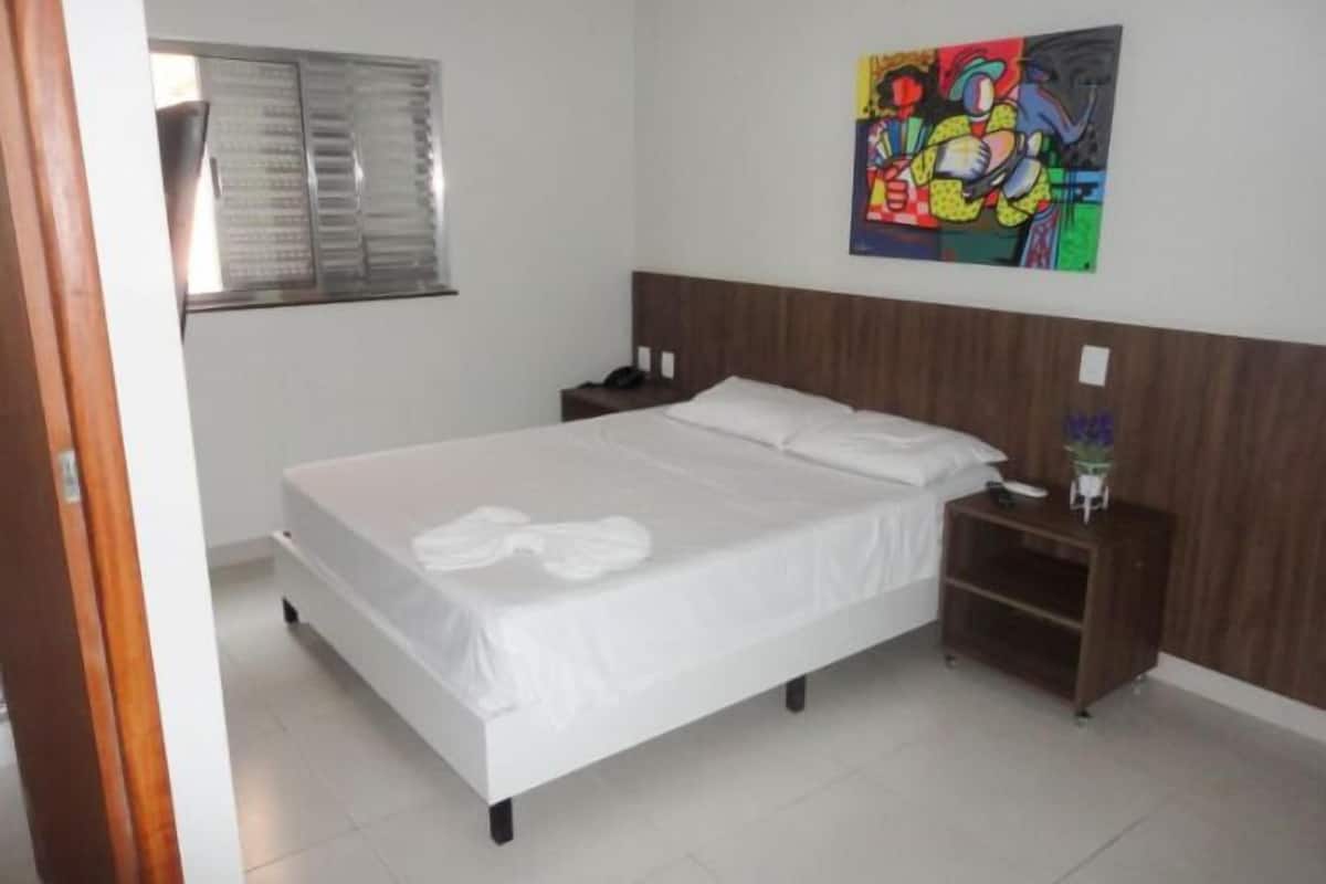 Minibar, escritorio, wifi gratis y ropa de cama 