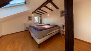 7 slaapkamers, een strijkplank/strijkijzer, reisbedje, gratis wifi