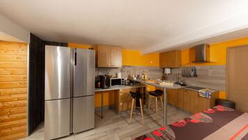 Coffee/tea maker, fridge, microwave, oven