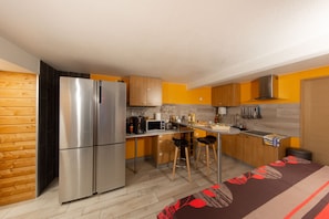 Coffee/tea maker, fridge, microwave, oven
