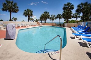 Een binnenzwembad en een buitenzwembad