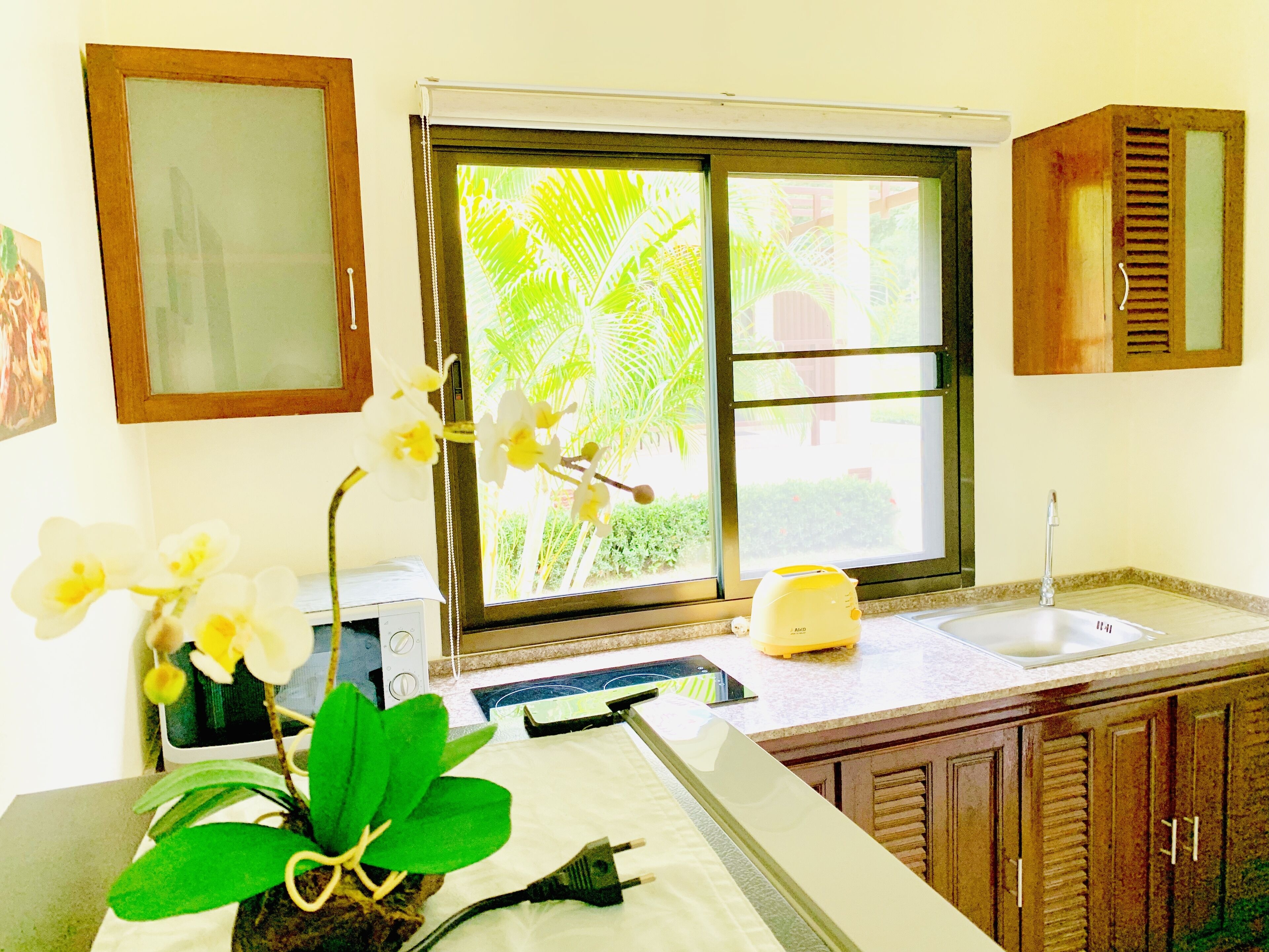 Jääkaappi, mikroaaltouuni, liesi, vedenkeitin