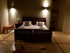 4 bedrooms, iron/ironing board, internet, bed sheets