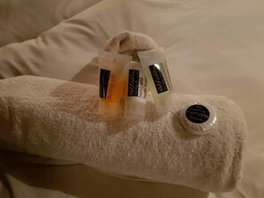 Badekar, håndklær, såpe og toalettpapir