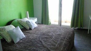 Individually decorated, individually furnished, iron/ironing board - Hotel Restaurant La Mediterranee (Fos-sur-Mer)