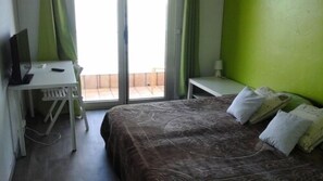 A bedroom with a bed, a desk, and a chair. - Hotel Restaurant La Mediterranee (Fos-sur-Mer)