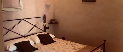 Double Room | Gebar bulu kapas, meja, langsir/tirai gelap terus, Wi-fi percuma