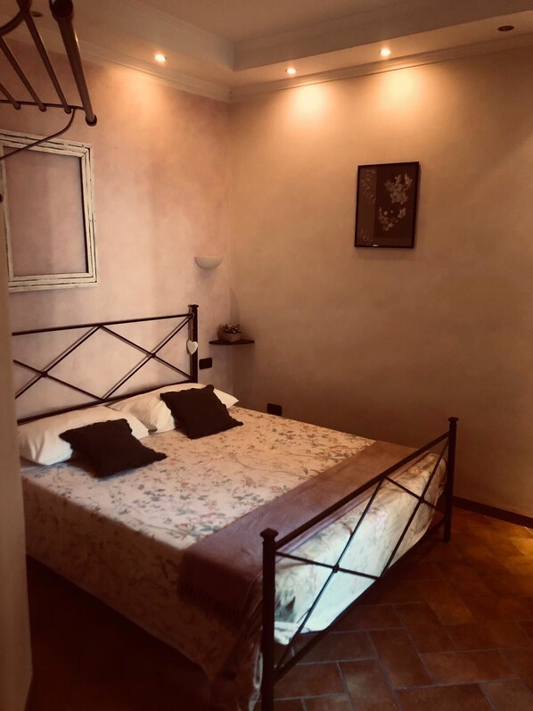 Down duvets, desk, blackout curtains, free WiFi - La Locanda del Borgo (Monte Porzio Catone)