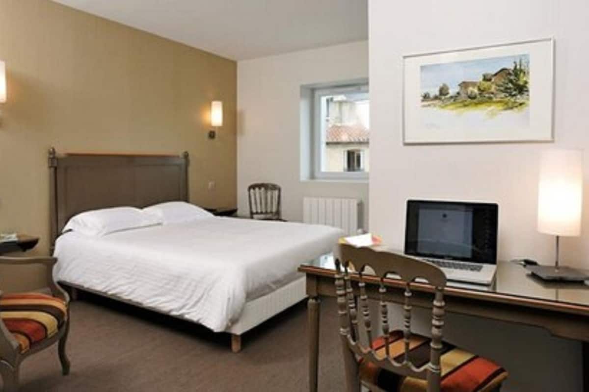 Superior Double Room | Desk, iron/ironing board (on request), WiFi (free)
