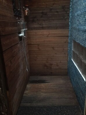 Standaard kamer, terras | Badkamer met douche