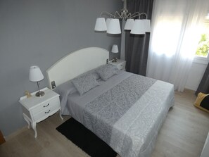 3 bedrooms, in-room safe, desk, iron/ironing board