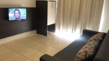 TV, mesa de pingue-pongue