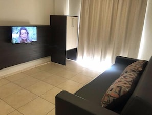 TV, mesa de pingue-pongue