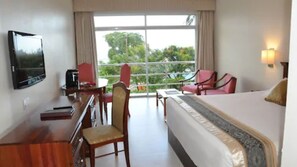 Caja de seguridad en la habitación y escritorio