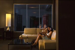 2 bares, bar junto a la piscina