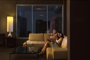 2 bares, bar junto a la piscina