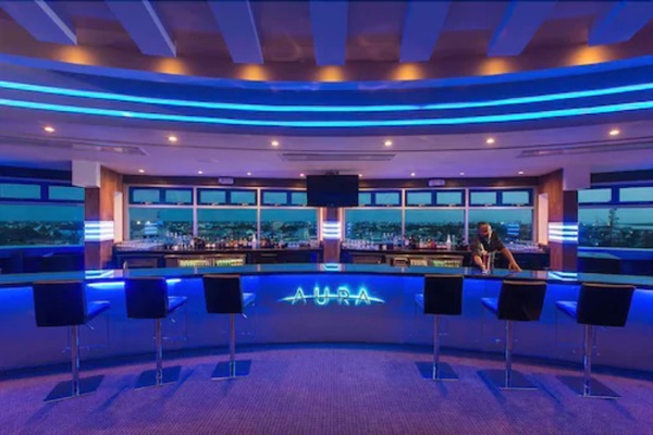 2 bares, bar junto a la piscina