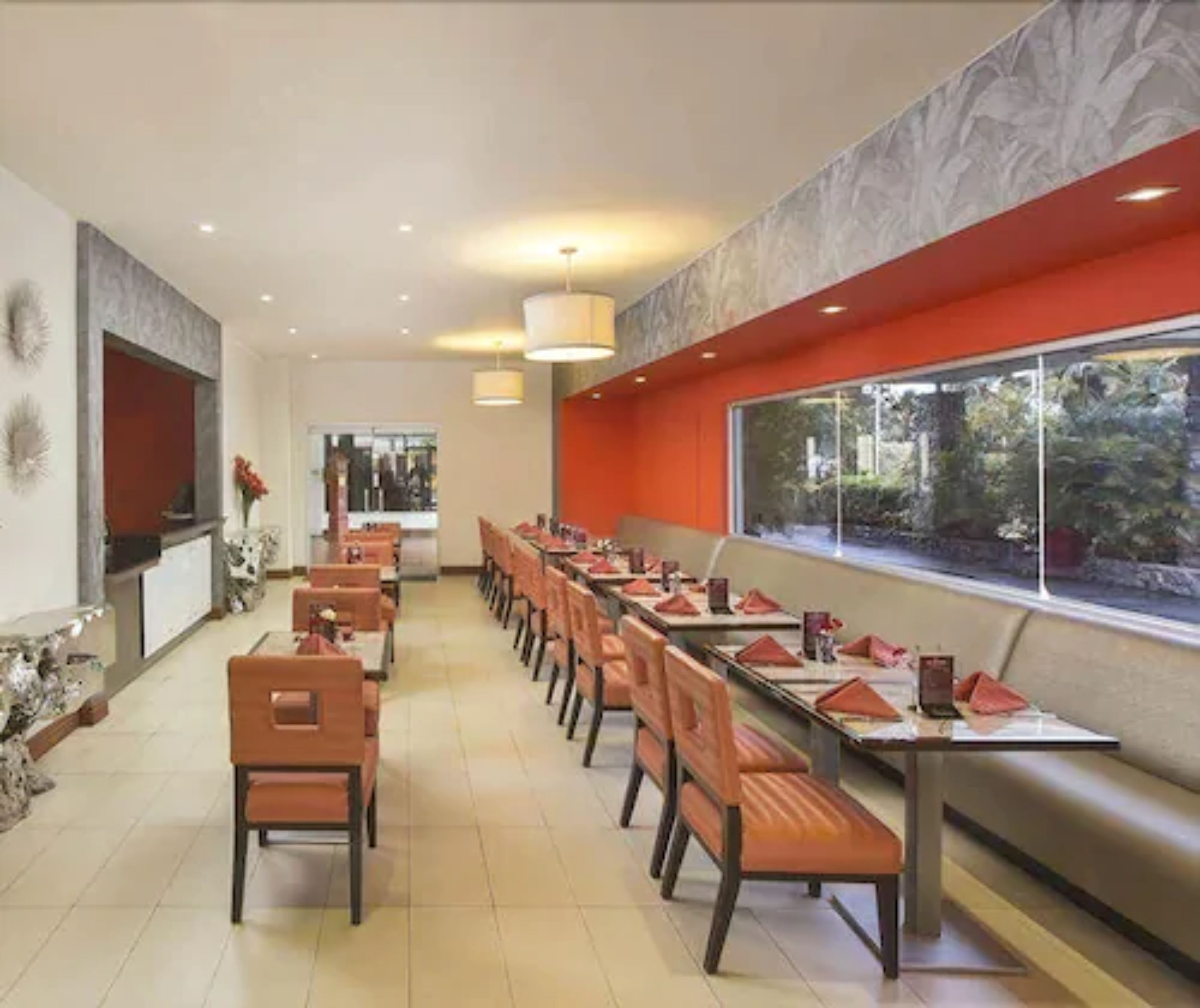 2 restaurants; breakfast, lunch, and dinner served