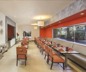 2 restaurants; breakfast, lunch, and dinner served