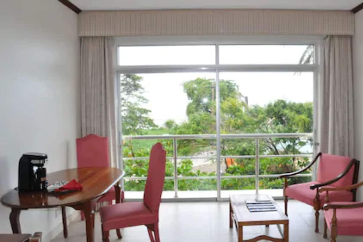 Business Single Room, 1 King Bed | In-room safe, desk, iron/ironing board, WiFi (free)
