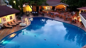 Una piscina con lettini e un'area bar.