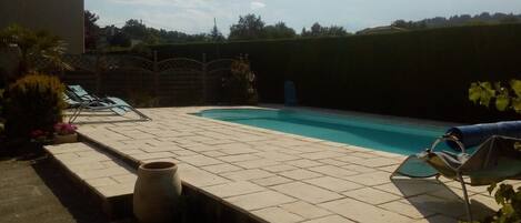 Alberca al aire libre por temporada y sombrillas en la alberca