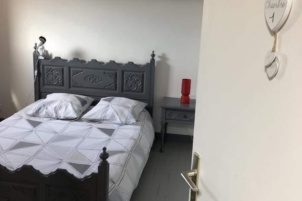 Chambre Standard double, salle de bains commune | Fer et planche Ă repasser, accĂšs au Wi-Fi (inclus), literie fournie