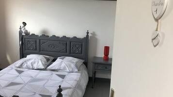 Standard Double Room, Shared Bathroom | Iron/ironing board, free WiFi, bed sheets