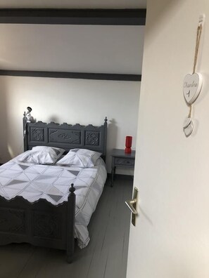 Standard Double Room, Shared Bathroom | Iron/ironing board, free WiFi, bed sheets