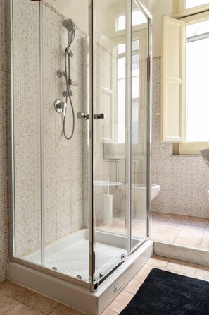 Dusche, Whirlpool, Bidet, Seife
