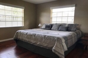 3 bedrooms, iron/ironing board, WiFi, bed sheets -  3/ 2 kid friendly home, only minutes to Legoland. (Winter Haven)