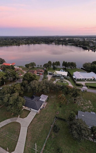  3/ 2 kid friendly home, only minutes to Legoland.