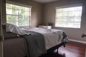 3 habitaciones, tabla de planchar con plancha, wifi y ropa de cama 