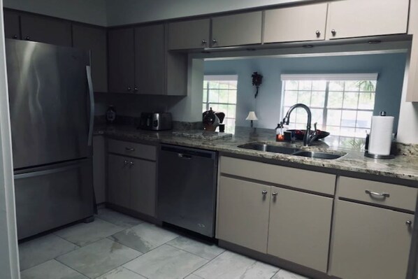 Fridge, microwave, oven, stovetop -  3/ 2 kid friendly home, only minutes to Legoland. (Winter Haven)