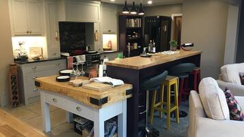 Réfrigérateur, micro-ondes, lave-vaisselle, cafetiÚre/bouilloire