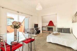 Appartement, 2 slaapkamers | Een strijkplank/strijkijzer, gratis wifi, beddengoed