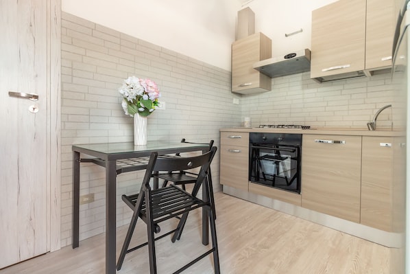 Appartement, 2 slaapkamers | Privékeuken | Een koelkast met diepvriezer, een kookplaat, kookgerei, borden en bestek