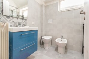 Căn hộ, 2 phòng ngủ | Phòng tắm | Buồng tắm vòi sen, vòi sen phun mưa, chậu vệ sinh/vòi rửa, khăn tắm 