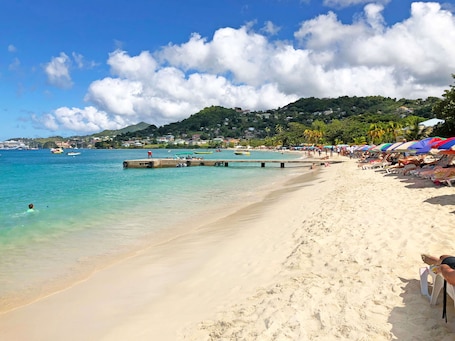 Una playa cerca, arena blanca, 4 bares en la playa