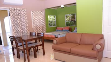 Kamar Double Panorama | Area keluarga | Smart TV