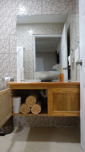 Ropa de cama hipoalergénica, muebles diferentes y wifi gratis 