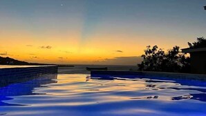 Una piscina al atardecer con cielo despejado.
