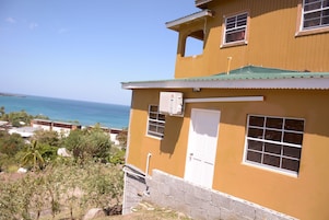 Muebles diferentes, wifi gratis y ropa de cama