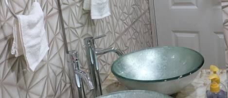 Økonomistudio, 1 soverom, strandutsikt | Bad | Dusj, regndusjhode, toalettartikler (inkludert) og håndklær