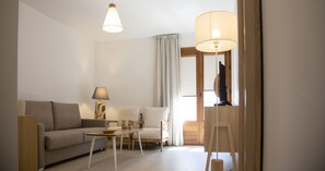 Estudi bàsic, terrassa | Sala d'estar | Televisor de pantalla plana