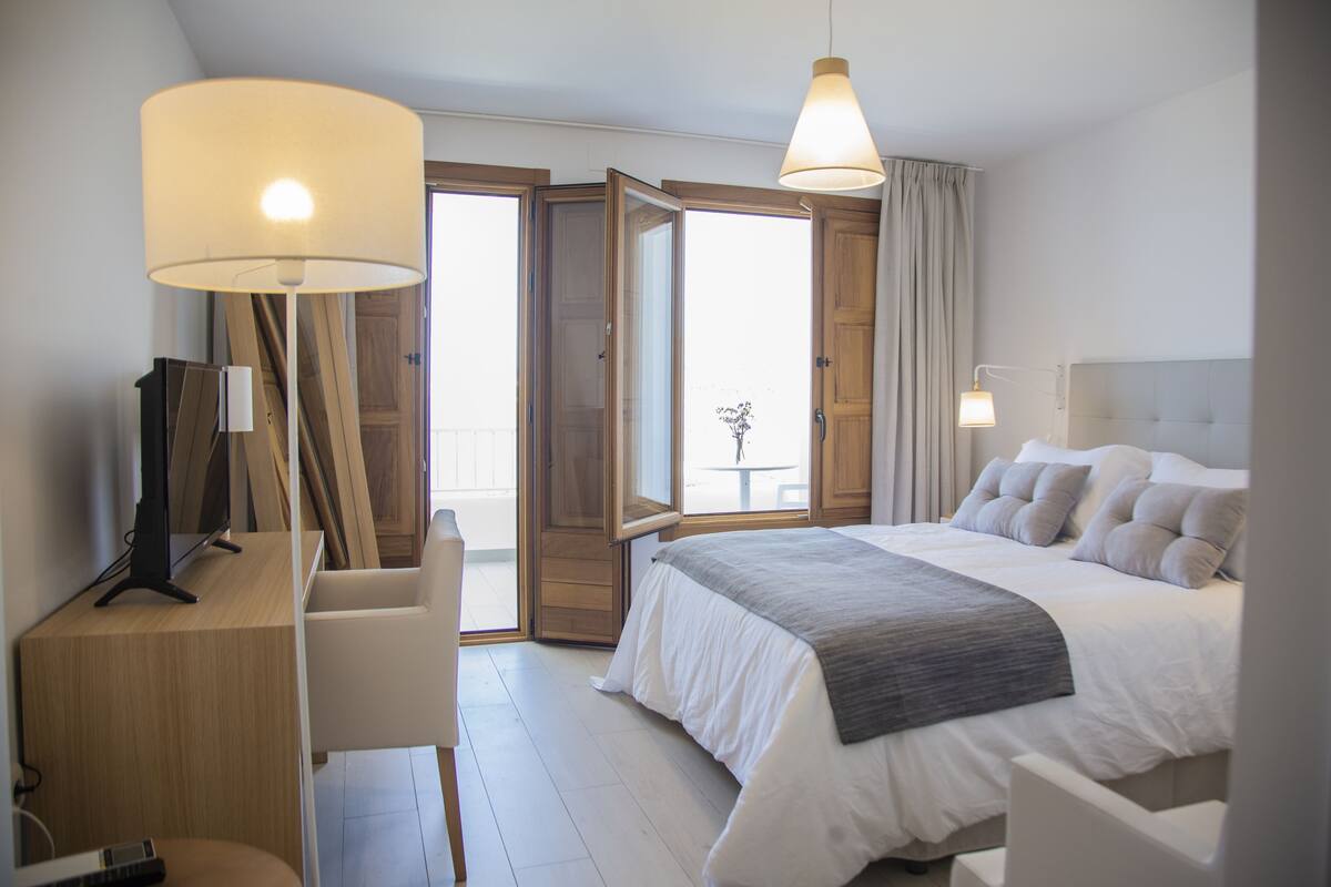 Double Room, Terrace | Soundproofing, free WiFi, individually decorated, bed sheets
