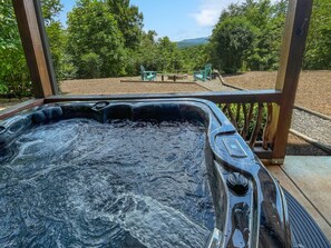 Outdoor spa tub - Sleepy Bear Hideaway - Close to Train, Mountain Views, Hot Tub (Blue Ridge)